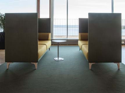 løst tæppe i filt på kontor